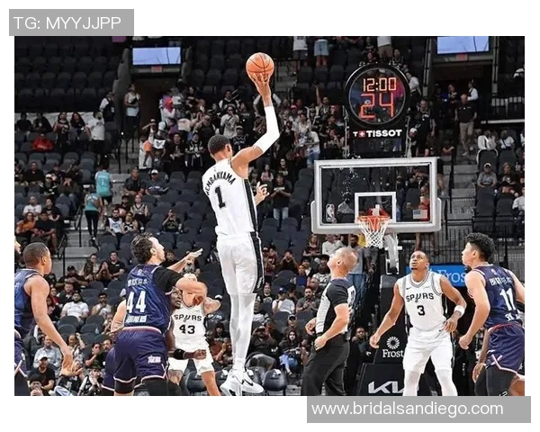 马刺大胜中国男篮，展现出强大实力和默契配合