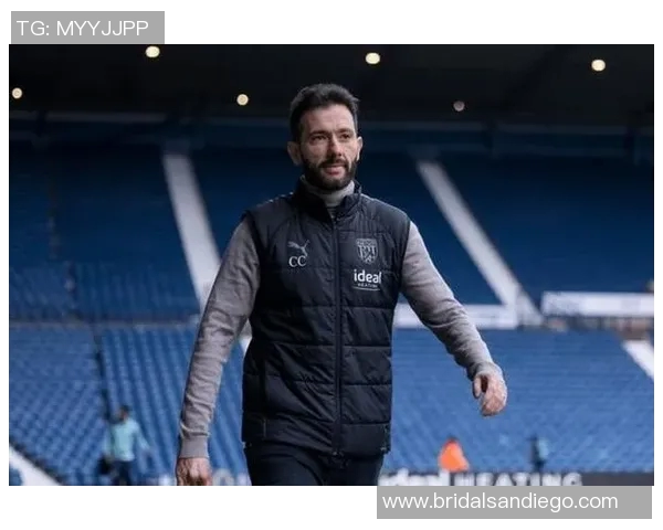 瓦伦西亚主帅因战绩不佳被解雇，球队新帅人选成焦点