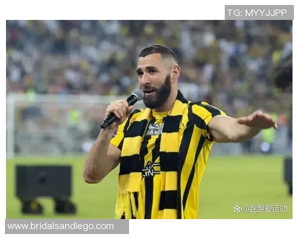 皇马签下法国新秀，球迷期待他与本泽马组成绝配